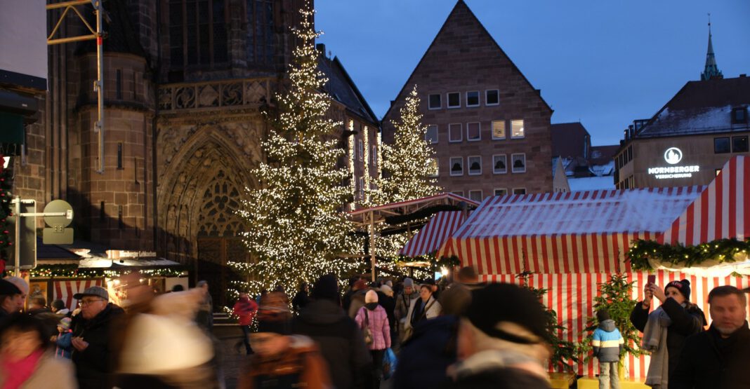 8500 Lichter am Bahnhof: Nürnberger Weihnachtsbaum erstrahlt zur Eröffnung des Christkindlesmarkts