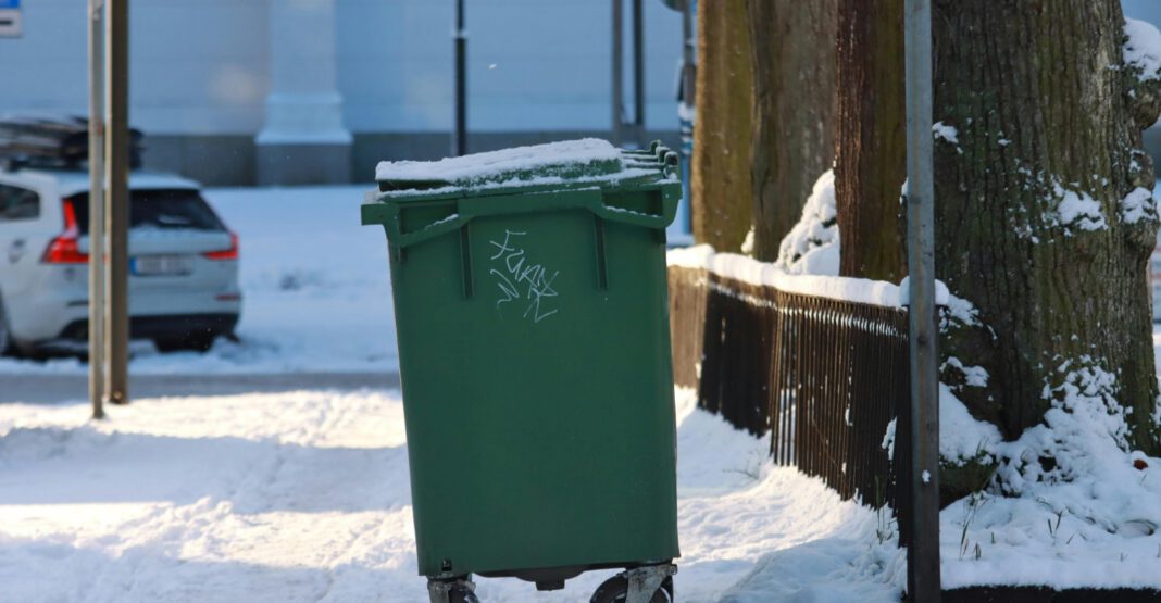 Erlangen nimmt Müllabfuhr unter Vorbehalt wieder auf: Restmüll, Papier und Gelbe Säcke ab 2. Februar geplant Erlangen nimmt Müllabfuhr unter Vorbehalt wieder auf: Restmüll, Papier und Gelbe Säcke ab 2. Februar geplant