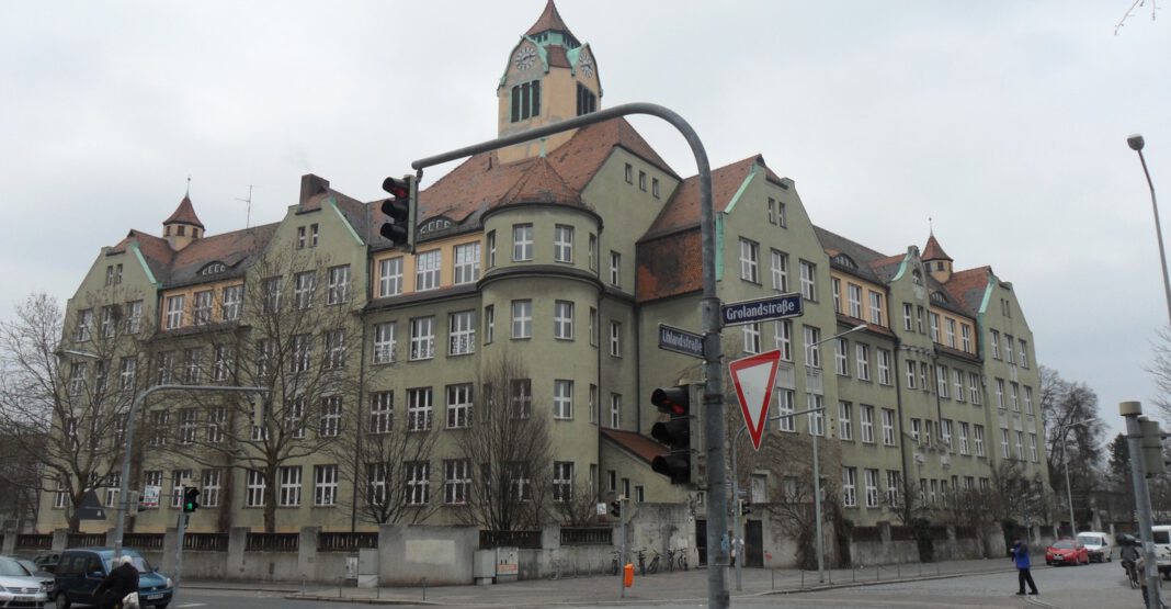 Historische Turmuhr an Ludwig Uhland Schule wird vorübergehend stillgelegt Historische Turmuhr an Ludwig Uhland Schule wird vorübergehend stillgelegt