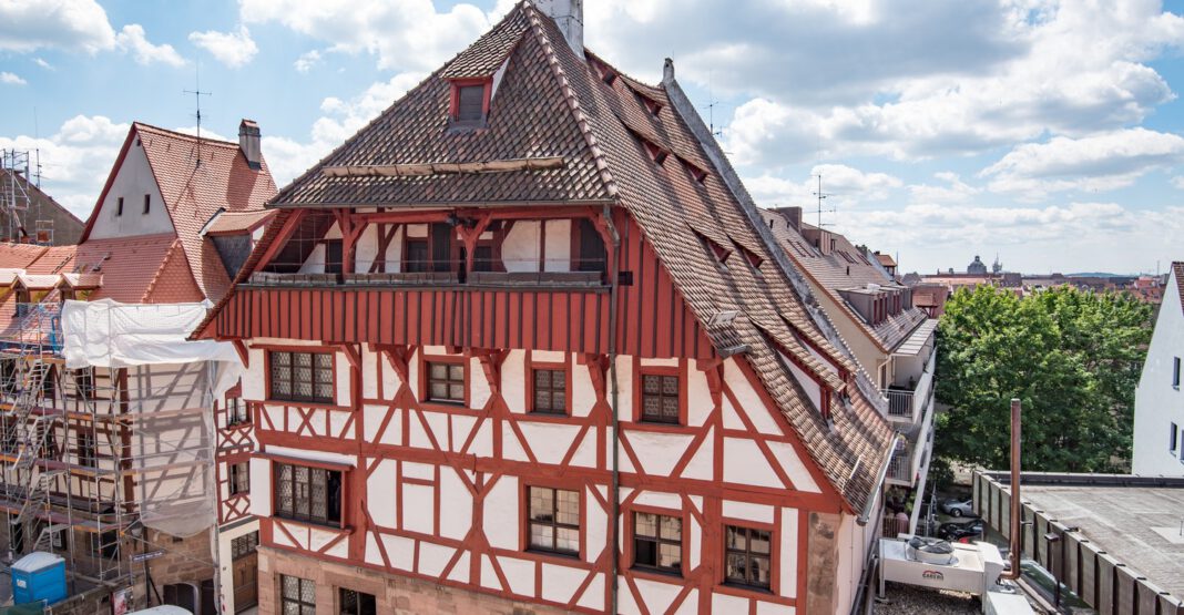 Ignaz Huber übergibt Holzbüste von Albrecht Dürer an Albrecht Dürer Haus Ignaz Huber übergibt Holzbüste von Albrecht Dürer an Albrecht Dürer Haus