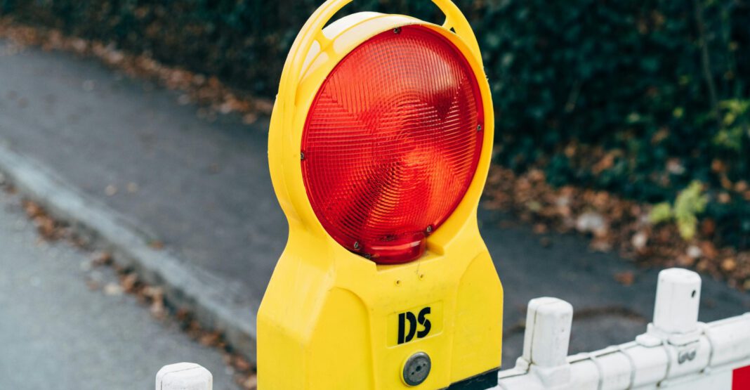 Linksabbieger an Kreuzung Rothenburger Straße auf eine Spur beschränkt nach Fahrbahneinbruch Linksabbieger an Kreuzung Rothenburger Straße auf eine Spur beschränkt nach Fahrbahneinbruch