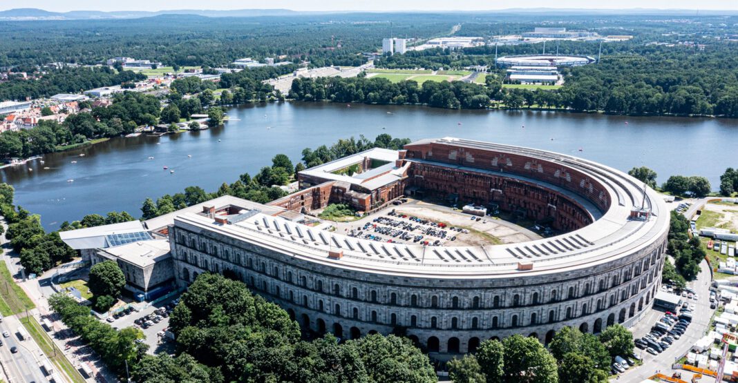 Rohbau in Innenhof der Kongresshalle steht bis zum Dachgeschoss fast fertig Rohbau in Innenhof der Kongresshalle steht bis zum Dachgeschoss fast fertig