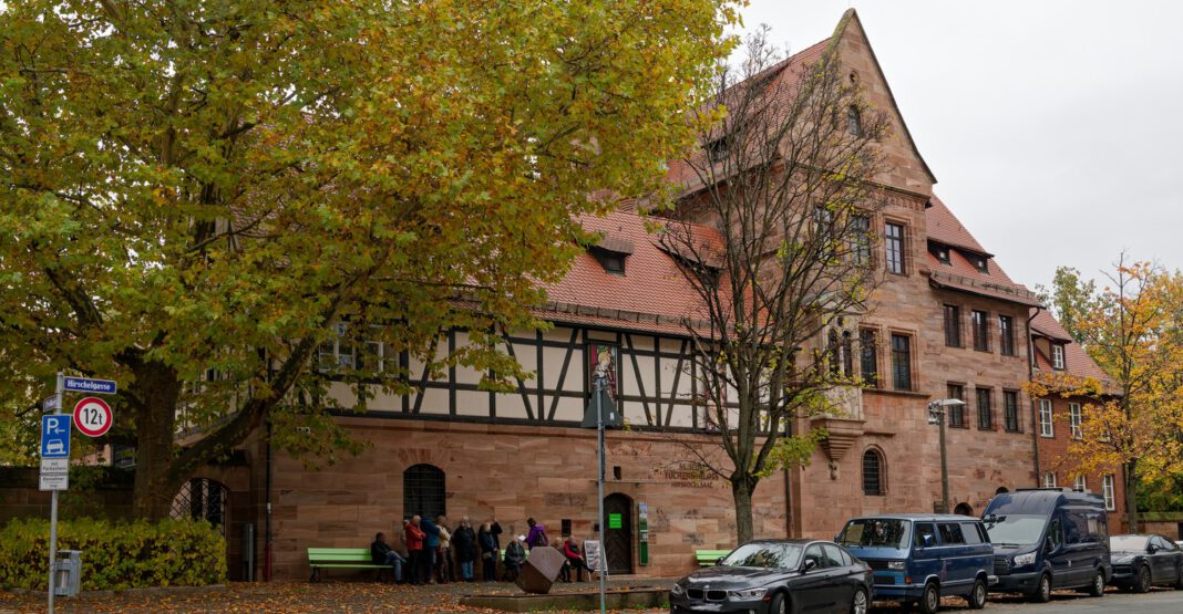 Schlossgarten des Tucherschlosses in Nürnberg dienstags und mittwochs frei zugänglich Schlossgarten des Tucherschlosses in Nürnberg dienstags und mittwochs frei zugänglich