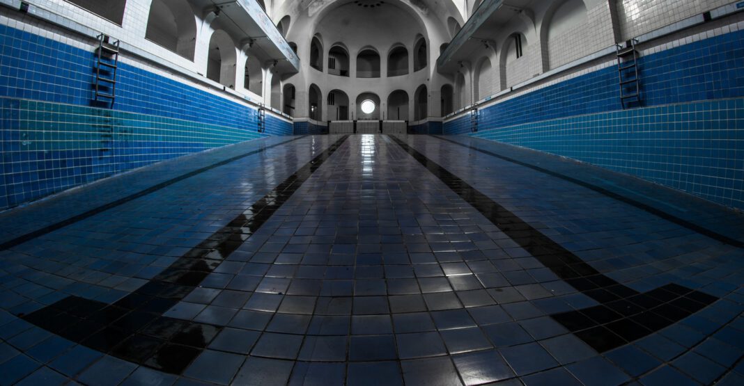 Spenden ermöglichen 14 beleuchtete Informationstafeln im sanierten Volksbad Spenden ermöglichen 14 beleuchtete Informationstafeln im sanierten Volksbad